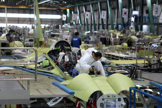 경남 사천 KAI 공장 내부에서 엔지니어들이 고등훈련기 T-50 조립을 하고 있다. 사진제공=KAI