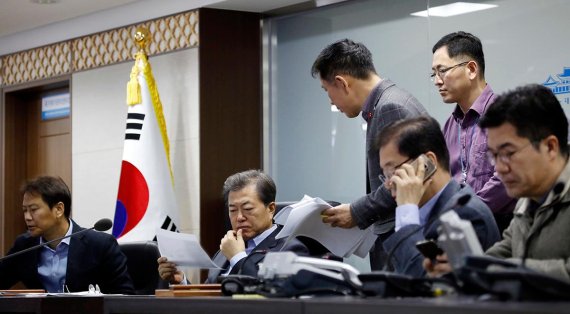 문재인 대통령이 3일 청와대 지하벙커로 불리는 위기관리센터에서 인천 낚싯배 전복 사고와 관련 상황을 보고 받고 있다. 청와대 제공