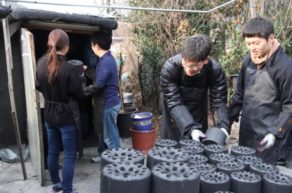 서울 남태령 전원마을에서 EY한영 임직원들이 '따듯한 한반도 사랑의 연탄나눔운동본부'가 주관하는 연탄나눔 봉사를 벌이고 있다.
