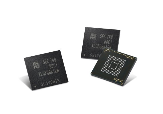 삼성전자가 세계 최초로 양산을 시작하는 '512GB eUFS' 메모리 반도체. 내년 초 삼성전자가 출시할 갤럭시S9에 탑재될 것으로 예상된다.