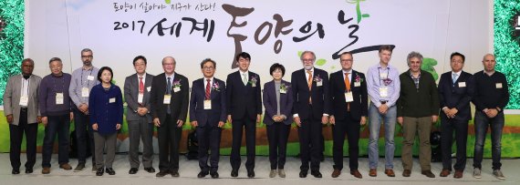 환경부와 한국환경산업기술원은 5일 서울 서초구 JW메리어트 호텔에서'2017년 세계 토양의 날 기념식'을 개최했다. 김은경 환경부 장관(왼쪽 아홉번째), 남광희 한국환경산업기술원장(왼쪽 여덟번째) 등과 세계 토양 전문가들이 기념 촬영을 하고 있다.