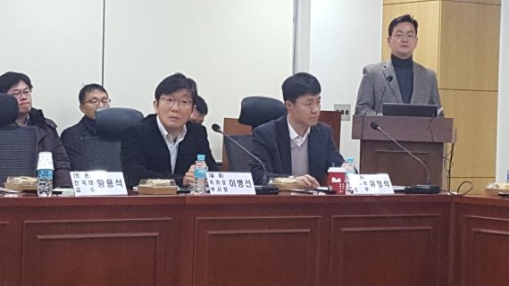 카카오 이병선 부사장(왼쪽)과 네이버 유봉석 전무가 7일 국회 의원회관에서 열린 '포털뉴스 이대로 좋은가?' 토론회에서 토론에 참여하고 있다.