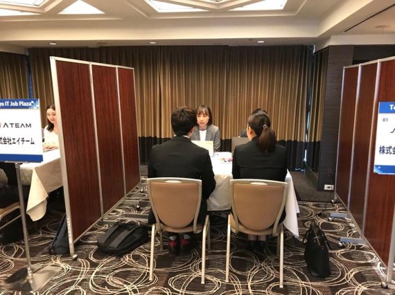 코트라가 지난 11월 13일 일본 도쿄에서 '코리아 IT 엑스포'를 개최했다. 이날 열린 취업 박람회에서 한국 취준생들이 일본 기업과 면접을 진행하고 있다. /사진=fnDB