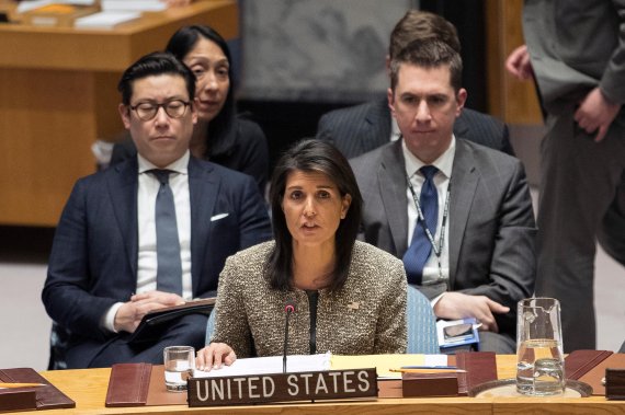 니키헤일리 미국 유엔대사가 지난달 29일(현지시간) 미국 뉴욕 유엔본부에서 열린 유엔 안보리 회의에서 북한 문제와 관련 발언을 하고 있다.