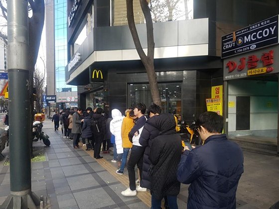 한국맥도날드 서울시청점 앞에 지난 1일 카카오프렌즈 캐릭터 인형을 구입하려는 사람들이 길게 줄을 서 있다.