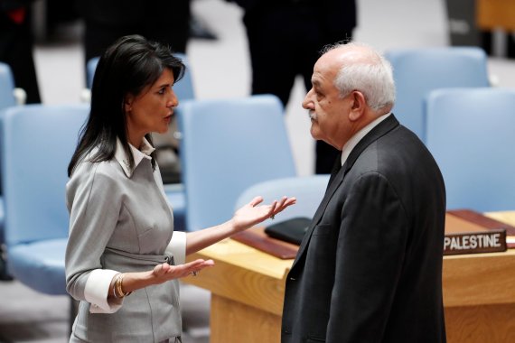 니키 헤일리 유엔주재 미국 대사(왼쪽)가 8일(현지시간) 예루살렘 사태와 관련해 미국 뉴욕 유엔 본부에서 열린 유엔 안보리 긴급회의 시작 전 리야드 만수르 팔레스타인 대사와 대화를 나누고 있다. 신화연합뉴스