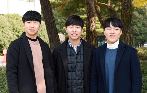 '2017 캠퍼스 특허전략 유니버시아드'에서 특허청장상을 받은 부경대 김한얼, 박성민, 조완수 학생(왼쪽부터).