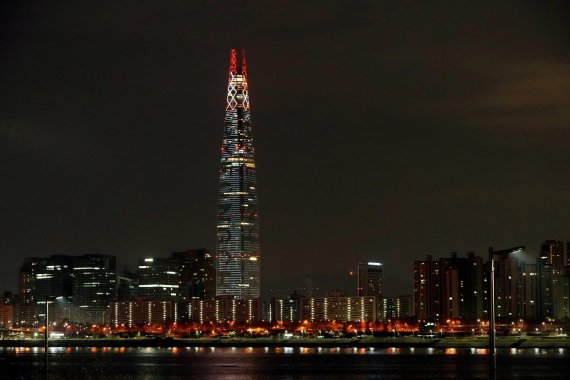 서울 잠실롯데월드타워에 평창동계올림픽 성화가 점등됐다.