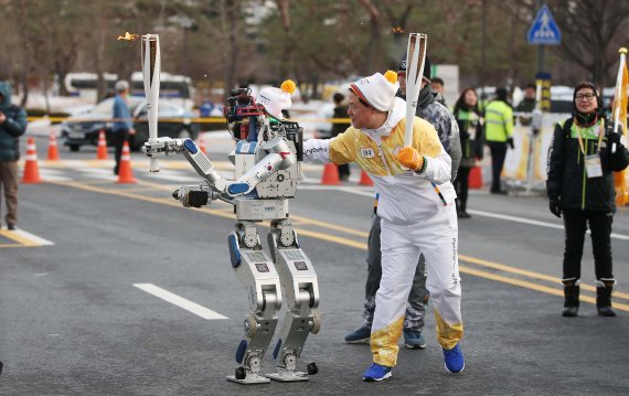 휴보·데니스홍, 카이스트서 평창동계올림픽 성화 봉송