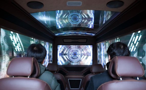 SK텔레콤이 서울 을지로 주변에 구축한 5G 시험망을 따라 주행하는 '5G 체험버스'와 내부 모습. 5G 체험버스에 탑승하면 전방위에 설치된 8개 화면을 통해 5G 기반 가상현실(VR) 서비스를 체험할 수 있다.