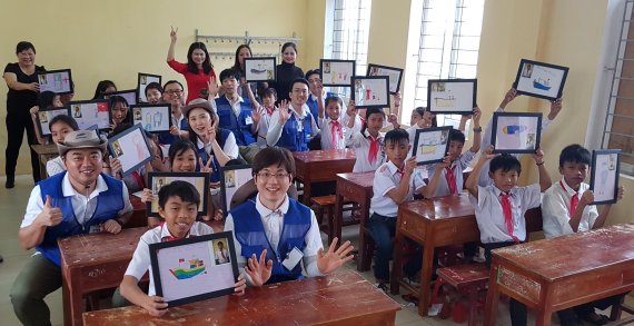삼성물산 봉사단원들은 지난 7일 베트남 중부 하띤성 끼안시사 지역 하하이 중학교에서 일일교사로 변신해 지역 학생들과 '나의 꿈 그리기' 수업을 하며 뜻 깊은 시간을 보냈다.