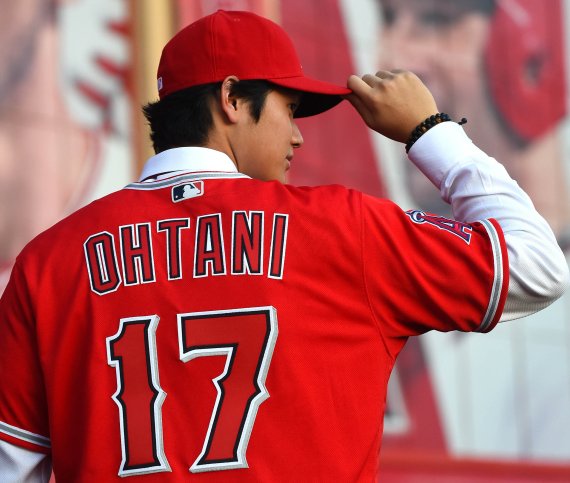 미국 메이저리그 LA 에인절스에 입단한 일본 괴물투수 오타니 쇼헤이가 등번호 '17'이 적힌 유니폼을 입고 포즈를 취하고 있다. 연합뉴스