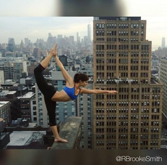 뉴욕의 한 고층 건물에서 요가를 하는 레이첼 브룩 스미스./레이첼 브룩 스미스 인스타그램