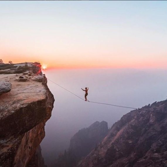 외줄을 타고 있는 케빈 위버./케빈 위버 인스타그램