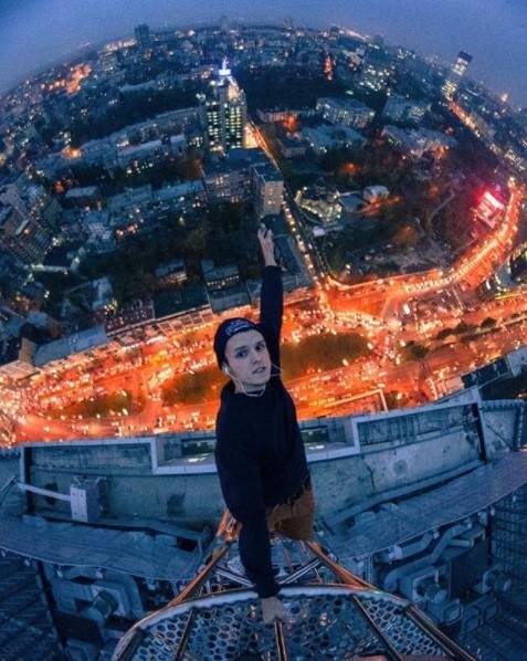 높은 빌딩에 한손으로 매달린 제임스 킹스턴./제임스 킹스턴 인스타그램