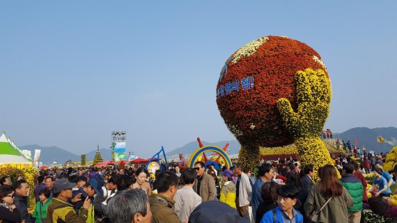 창원시가 지난 10월 25일부터 지난달 8일까지 보름간 옛 마산시내 중심가에서 개최한 ‘제17회 마산가고파 국화축제’에 대한 빅데이터 분석결과 500만명이 방문한 것으로 최종 집계됐다.
