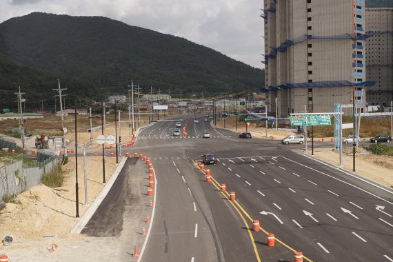 김해 외동~주촌간 지방도 확·포장공사로 김해 도심과 주촌·진례 등의 산업단지를 연결하는 교통·물류망이 더욱 편리해졌다.
