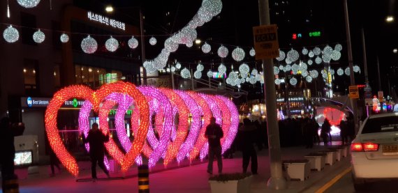 해운대해수욕장에서 부산도시철도 해운대역을 잇는 구남로에서 지난 1일 점등식을 시작으로 새해 2월 18일까지 계속되는 '해운대라꼬 빛축제' 장면.