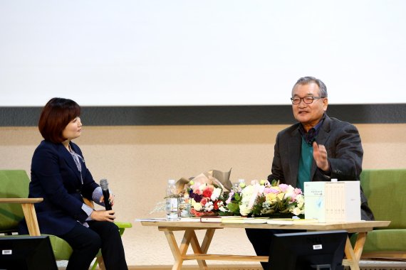 지난 13일 크라운-해태제과 AQ모닝아키데미 300회를 기념한 토크콘서트에서 윤영달 회장(오른쪽)이 특별 강연을 하고 있다.