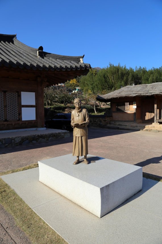 고 박경리 선생의 동상이 서 있는 평사리 문학관