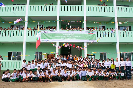 현대건설은 지난 6월 미얀마 딸린타운십 상아티마을 초등학교에서 현대건설 관계자·정부 관리자·학교 교장 및 교직원·학생 등 800여명이 참석해 초등학교 완공식을 갖고 기념촬영을 했다.
