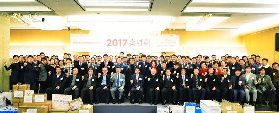 지난 13일 쉐라톤서울 강남팔래스호텔에서 열린 한국프랜차이즈협회 2017 송년회에 참석한 100여명의 관계자들이 기념촬영을 하고 있다.