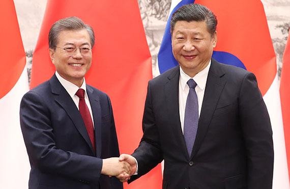 손 맞잡은 한·중 정상 문재인 대통령과 시진핑 중국 국가주석이 14일 베이징 인민대회당 서대청에서 '7개 협력에 관한 양해각서(M0U)'의 서명을 마치고 악수하고 있다. 연합뉴스