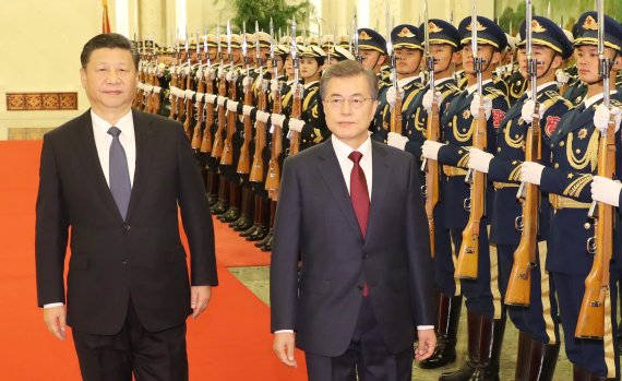문재인 대통령과 시진핑 중국 국가주석이 14일 오후 베이징 인민대회당 북대청에서 열린 공식환영식에서 의장대를 사열하고 있다. 연합뉴스