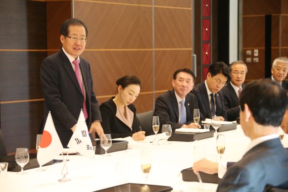 홍준표 자유한국당 대표가 지난 14일 누카가 후쿠시로 한일의원연맹 일본 측 회장을 만난 자리에서 발언을 하고 있다.