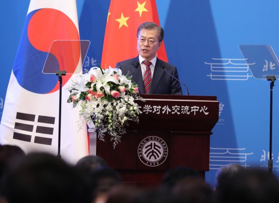 문재인 대통령이 15일 베이징대에서 재학생 300여명을 대상으로 연설을 하고 있다. 연합뉴스