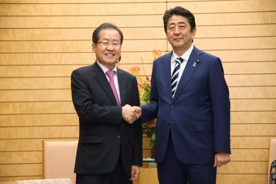 홍준표 자유한국당 대표(왼쪽)와 아베 신조 일본 총리가 지난 14일 오후 일본 총리관저에서 만나 기념촬영을 하고 있다.