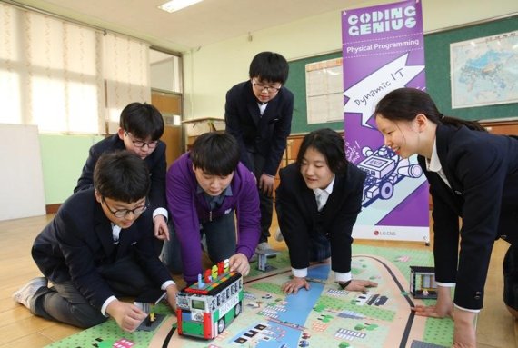 서울 연희로 서연중학교에서 진행된 '코딩 지니어스' 수업에서 학생들이 실습을 하는 모습.