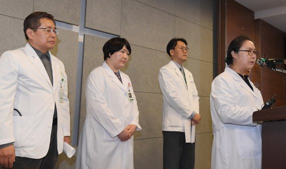 '신생아 사망' 사과문 발표하는 이대목동병원장