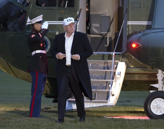 도널드 트럼프 미국 대통령이 17일(현지시간) 별장인 캠프 데이비드에서 워싱턴DC 백악관에 돌아와 전용 헬리콥터에서 걸어나오고 있다.EPA연합뉴스