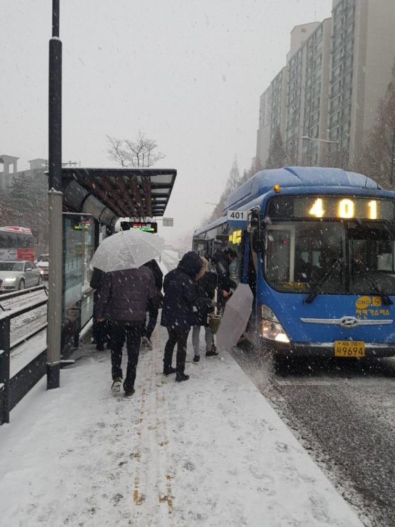18일 새벽부터 눈발이 거세지면서 시민들이 자가용 출근 대신 버스를 이용하고 있다. 사진=김규태 기자