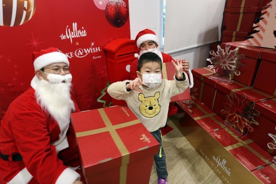 갤러리아百, 고객의 응원을 담아 희망의 X-MAS 선물박스 전달