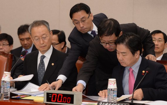 [새 정부 산업정책 방향] 전기&middot;자율차 등 5대 신산업 육성… 5년내 일자리 30만개 만든다