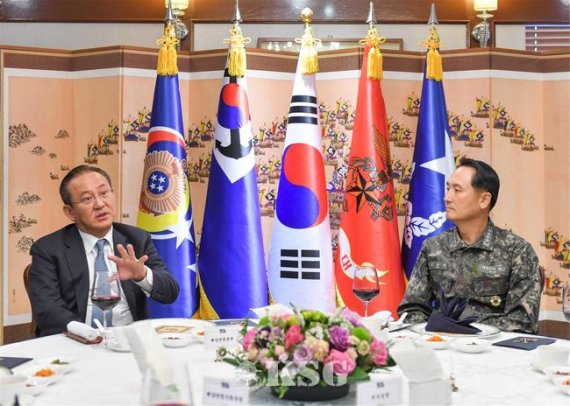 김현겸 대한민국해양연맹 총재, 엄현성 해군참모총장 예방