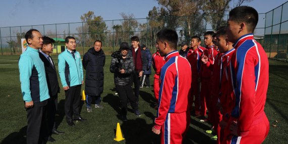 양기대 광명시장(왼쪽에서 3번째)이 유소년 북한축구태표팀을 19일 중국 쿤밍에서 격려하고 있다.