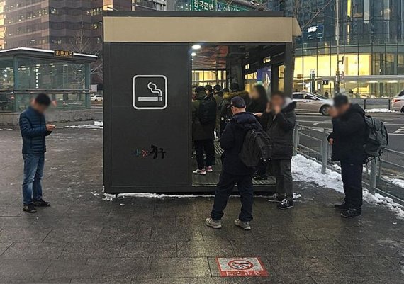 을지로입구역 8번 출구와 횡단보도 사이에 있는 흡연부스. 서울시 조례상 이들 10m 이내는 금연구역으로, 부스 밖에서 흡연하면 과태료를 물어야 한다. 하지만 흡연자들은 좁은 실내와 미흡한 환기시설로 인해 외부에서 담배를 피우는 경우가 적잖다. (사진= 신민우 기자)