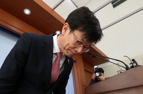 김상조 공정거래위원장이 21일 정부세종청사 공정거래위원회에서 지난 2015년 삼성물산·제일모직 합병 과정에서 삼성물산 주식을 500만주만 매각하도록 한 공정위의 결정이 잘못됐음을 시인한 후 머리 숙여 사과하고 있다. 연합뉴스