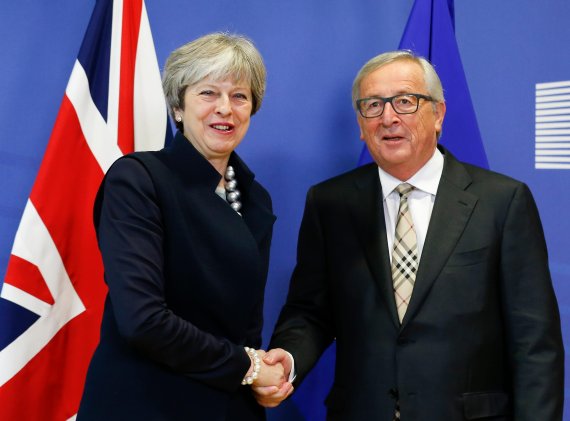 European Commission President Jean-Claude Juncker (R) greets British Prime Minister Theresa May prior to a Brexit negotiation meeting at EU headquarters in Brussels, Belgium, Dec. 4, 2017. (Xinhua/Ye Pingfan) (swt) <All rights reserved by Yonhap News Agency>