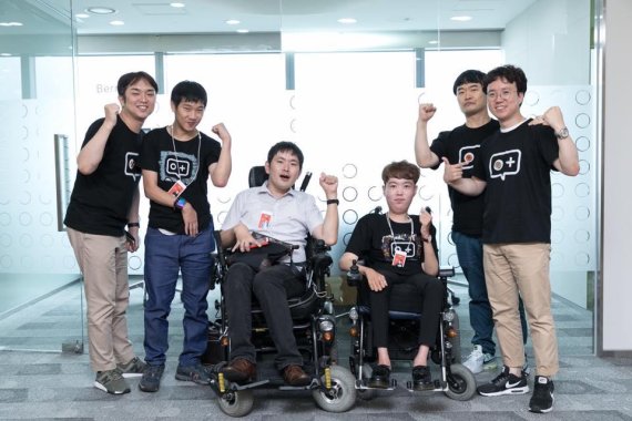 지난 7월 서울 역삼동 이베이코리아 본사에서 진행된 '장애인 진로 설명회'에 참가한 큐딜리온 직원들이 기념사진을 촬영하고 있다.
