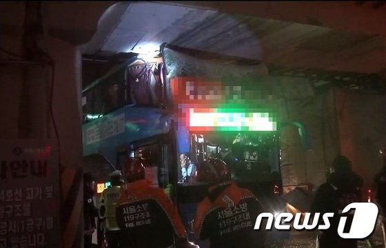 지난 2017년 서울 영등포구 당산역 인근 고가차도에서 발생한 2층버스 사고 / 사진=뉴스1