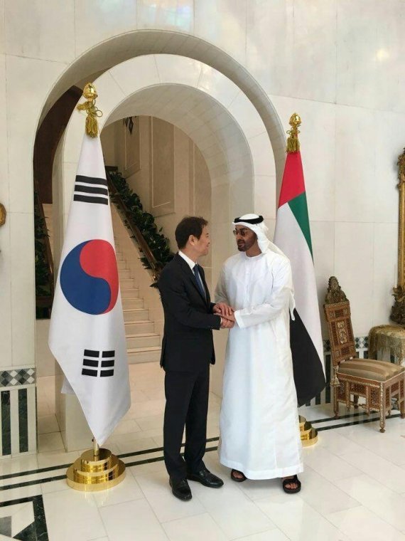 아랍에미리트(UAE)와 레바논에 문재인 대통령의 특사로 파견된 임종석 대통령 비서실장이 지난 10일 오후 모하메드 UAE 왕세제와 만나 악수하고 있다. 청와대 제공