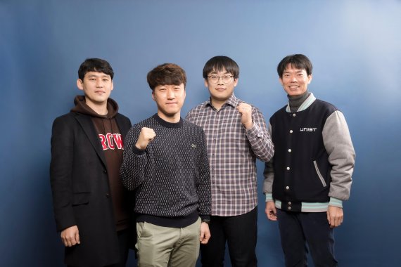 이번 연구에 참여한 UNIST 연구진의 모습_왼쪽부터 송현곤 교수, 송우진 연구원, 황치현 연구원, 박수진 교수/사진=UNIST