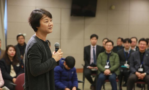 10명의 아이들을 입양해 키우고 있는 윤정희씨가 코오롱그룹 경기 과천 본사에서 강연하고 있다.