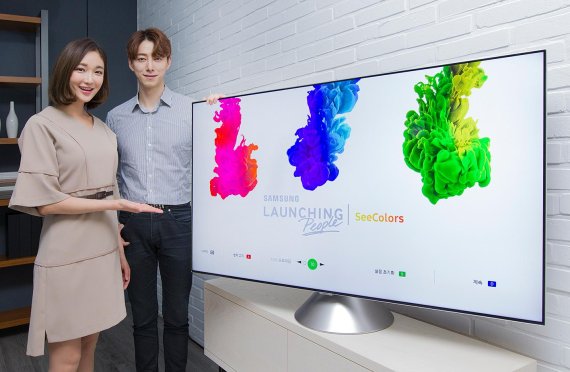 삼성전자 모델들이 삼성 스마트 TV로 색각이상자를 위한 씨컬러스 앱을 소개하고 있다.