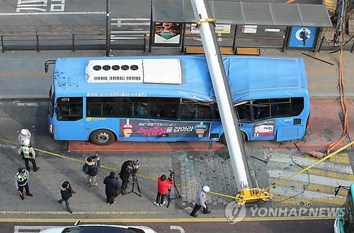 28일 오전 서울 강서구 등촌동의 한 건물 철거현장에서 작업 중이던 대형 크레인이 넘어지면서 도로에 있던 버스를 덮쳤다. (사진=연합뉴스)