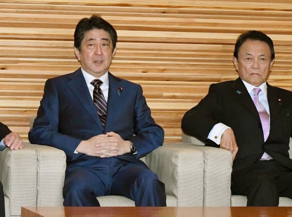 아베 신조 일본 총리(왼쪽)가 22일 도쿄 총리관저에서 내각회의를 주재하고 있다.AP연합뉴스